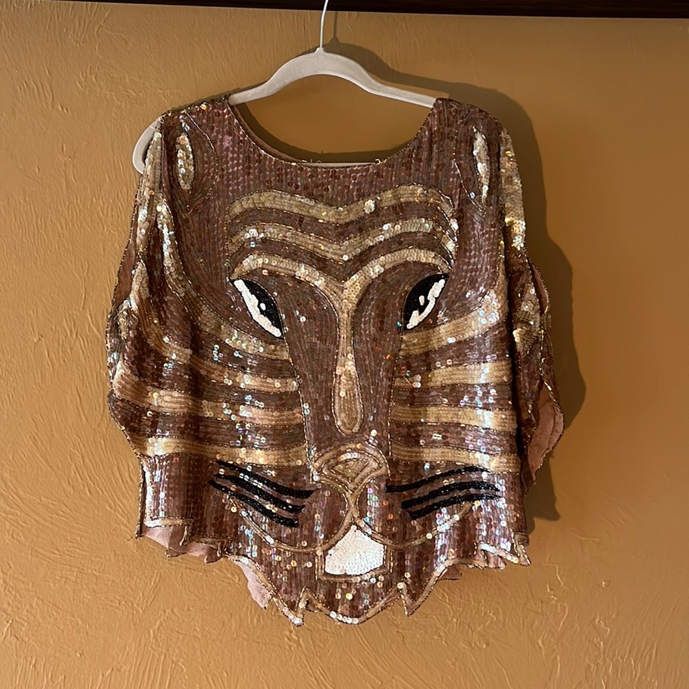 VINTAGE Silk Lion 🦁 Sleeveless Blouse